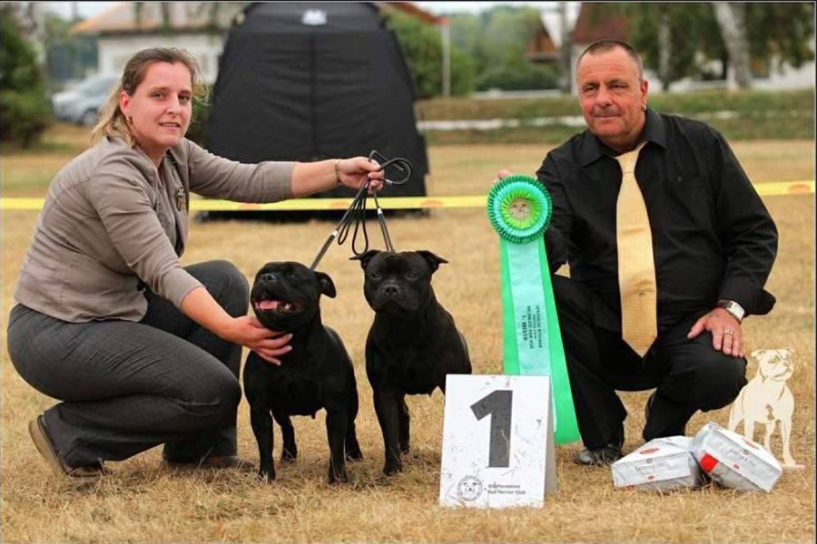 Jana Zálišová & MultiCh., IntCh. GLIMMER MAN Domidar Dogs (TOP STAFF 2017, držitel rekordu) a MultiCh., IntCh. MAYA Stawka Większa niż Życie